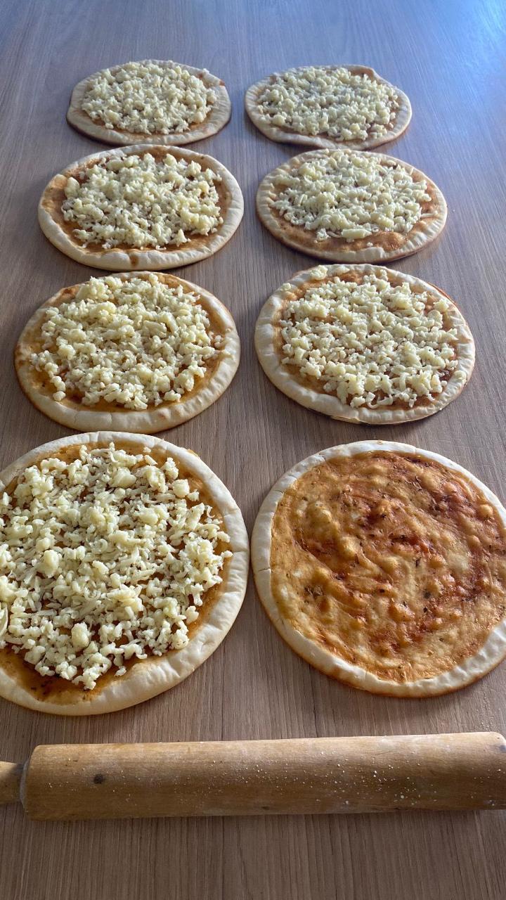 Prepizzas sin TACC con muzzarella recién armadas